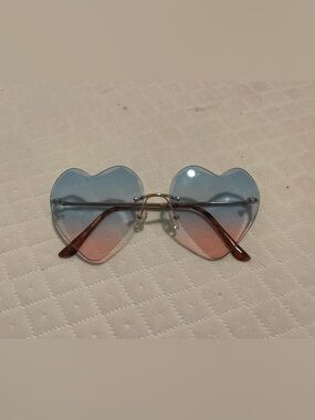 Heart-Shaped Gradient Sunglasses in Blue to Pink